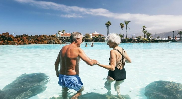 pareja mayor en lago