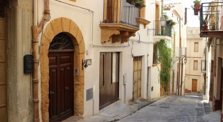 Pueblo italiano vende casas con vistas al mar por un euro