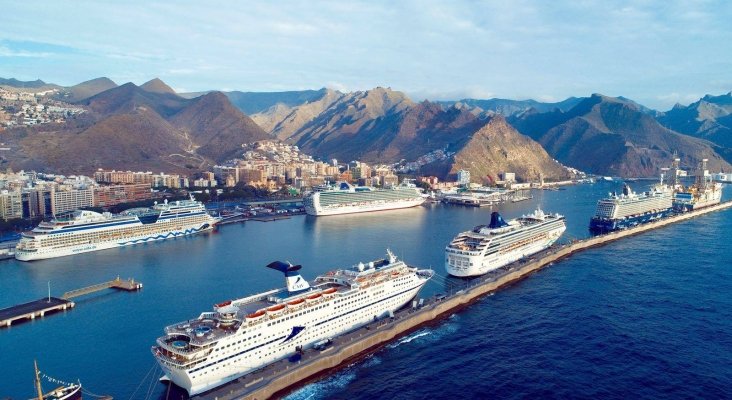 Puerto de Tenerife con varios cruceros atracados