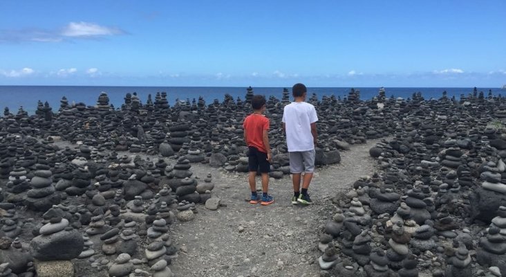'Cayaos' apilados en una playa de Tenerife por turistas