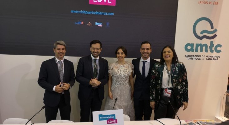 Alberto Bernabé, Consejero de Turismo del Cabildo de Tenerife; Lope Afonso, alcalde de Puerto de la Cruz; La pareja de actores y Dimple Melwani, concejal de Turismo de Puerto de la Cruz