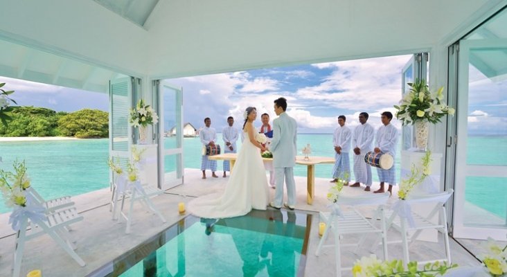 Los hoteles de lujo adaptan sus servicios para bodas y celebraciones con escenarios flotantes sobre el mar o en hermosos rincones de playas