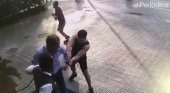 Asestan 3 puñaladas a un turista para robarle el reloj en Barcelona  | Foto: Muestra de cómo actúan los ladrones de relojes, dando un tirón a un turista en Barcelona - El Periódico