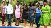 Uganda designa a las “mujeres sexys y con curvas” atractivo turístico del país | Foto: Godfrey Kiwanda, ministro de Turismo de Uganda, posando con un grupo de mujeres- AFP vía La Vanguardia