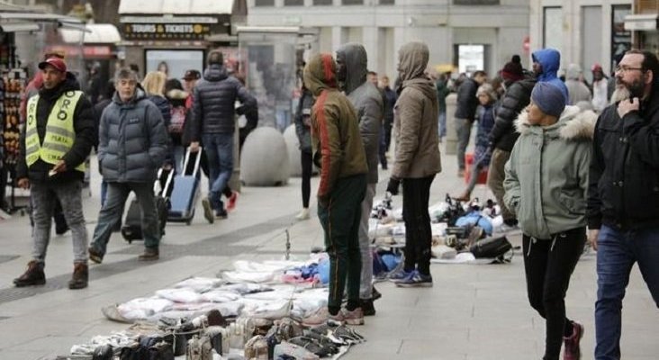 La incidencia del top manta arruina a los comerciantes de Madrid | Foto: El Mundo