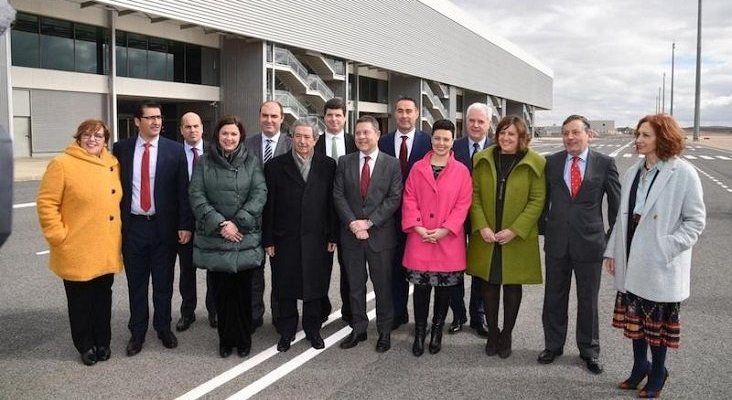 El aeropuerto de Ciudad Real se alía con Skydweller para fabricar aviones | Foto: Emiliano García-Page (en el centro de la imagen) con representantes de CRIA y Skydweller - elvigia.com