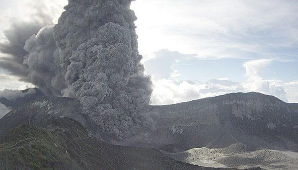 La erupción del volcán Turrialba paraliza el aeropuerto más importante de Costa Rica