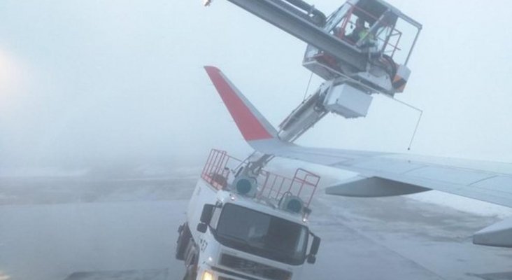 El ala de un avión de Iberia choca con dos vehículos quitanieves en el Aeropuerto de Múnich El ala de un avión de Iberia choca con dos vehículos quitanieves en el Aeropuerto de Múnich