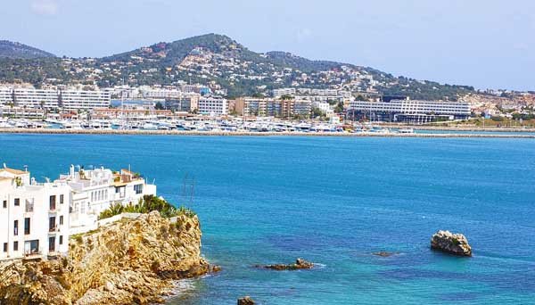 La oferta de viviendas ilegales cerca de superar a la regulada en la isla de Ibiza