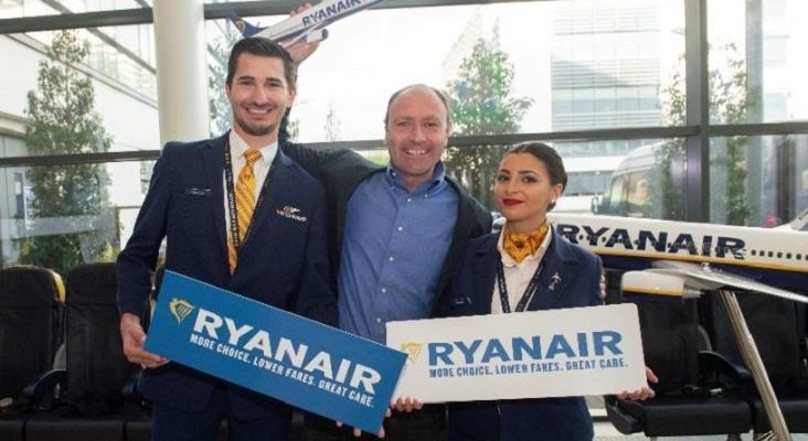 Ryanair concede 48 horas para modificar reservas sin cargos adicionales | Foto: Kenny Jacobs, Chief Marketing Officer de Ryanair, junto con dos tripulantes de cabina