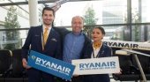 Ryanair concede 48 horas para modificar reservas sin cargos adicionales | Foto: Kenny Jacobs, Chief Marketing Officer de Ryanair, junto con dos tripulantes de cabina