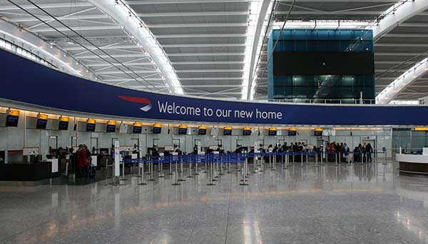 Un niño enfermo terminal permanece horas tirado en el suelo en el aeropuerto de Heathrow