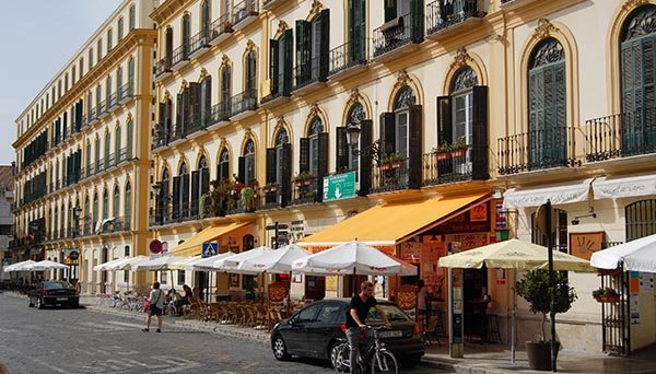 Málaga propone restringir las terrazas y los apartamentos vacacionales en el Centro