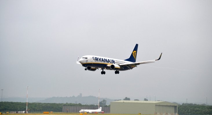 Avión de Ryanair en el momento del aterrizaje