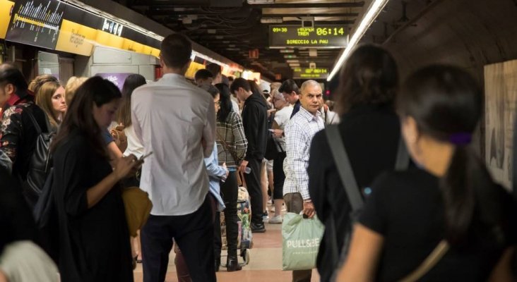 La huelga del metro de Barcelona amenaza al WMC | Foto: Viajeros del Metro de Barcelona- EFE vía El Confidencial