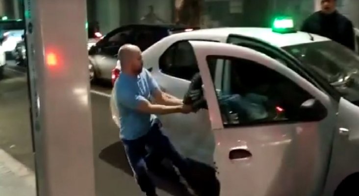 Graban a taxista que la emprende a patadas e insultos con un cliente