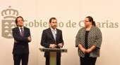 Cristobal de la Rosa, Isaac Castellano y Candelaria Umpiérrez, tras el acto de entrega del nuevo decreto del alquiler vacacional