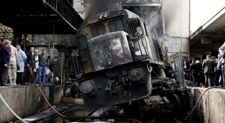 Un brutal accidente de tren en El Cairo deja 20 muertos y 40 heridos| Foto: El estado del tren tras el accidente- AP vía Clarín