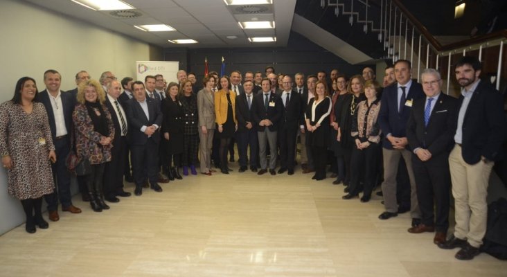 Foto grupal de los representantes de los municipios y empresas adheridas a la Red de Destinos Inteligentes