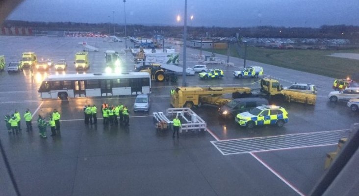 Pasajeros de avión en cuarentena, tras supuesto contagio en un crucero |Foto: Trevor Wilson vía Twitter 