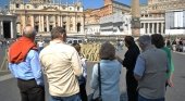 Castilla y León sancionará a los falsos guías turísticos con hasta 90.000 euros |Foto: Turistas en la Plaza de San Pedro- ProtoplasmaKid CC BY-SA 4.0