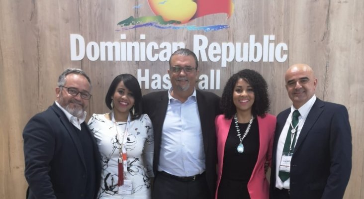 Ignacio Moll, editor Tourinews; Elaine De Lima, directora legal Ministerio de Turismo de R. Dominicana , Artur Cabré,  presidente de Inversiones Ocre Rojo, Magnolia García, encargada de ferias internacionales de R.D. y Alfredo Díaz, empresario hotelero