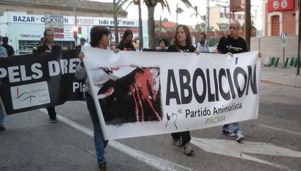 PETA lanza la campaña internacional 'Spain is teaching kids to murder baby bulls'