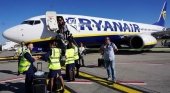 Denuncian a Ryanair por obligar a las auxiliares a llevar falda