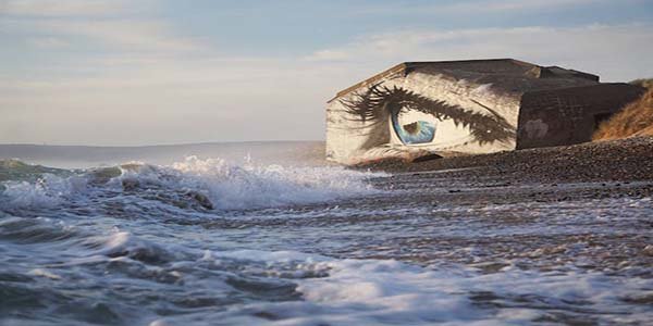 Un búnker, transformado en obra de arte en una playa de Normandía