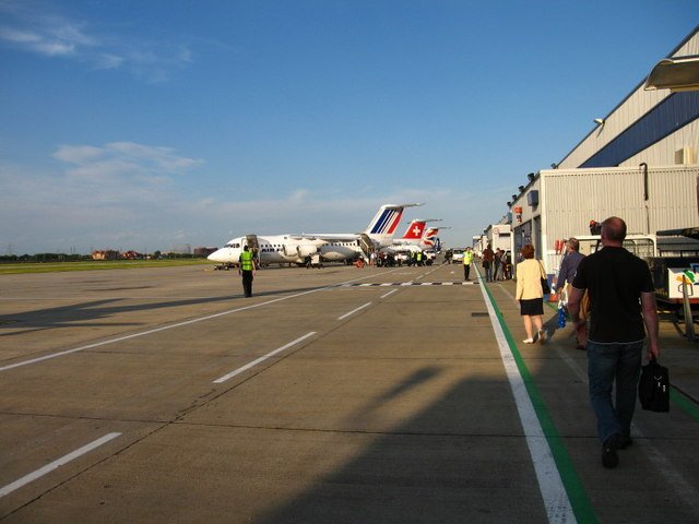 Paralizan el aeropuerto de London City encadenándose en la pista