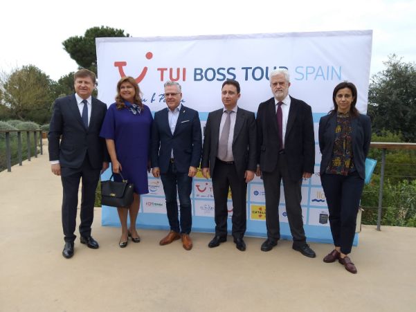 De izq a dhca: Kyril y Ellana Peskov (fundadores de iTravex), Pere Granados (alcalde de Salou); Taras Demura (CEO TUI Russia & CIS), Marti Carnicer y Marta Farrero (presidente y directora Patronato de Turisme de la Diputació de Tarragona). 