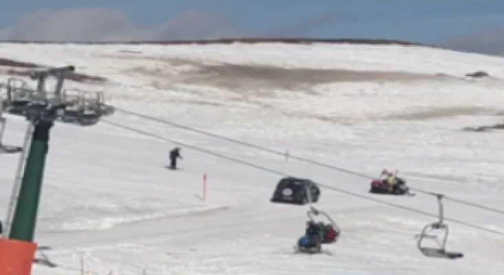 Invade la pista de esquí con su coche ante los asombrados esquiadores