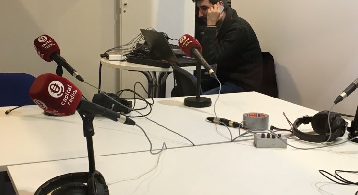 Rubén Gutiérrez, director técnico de Capital Radio emitiendo desde la feria