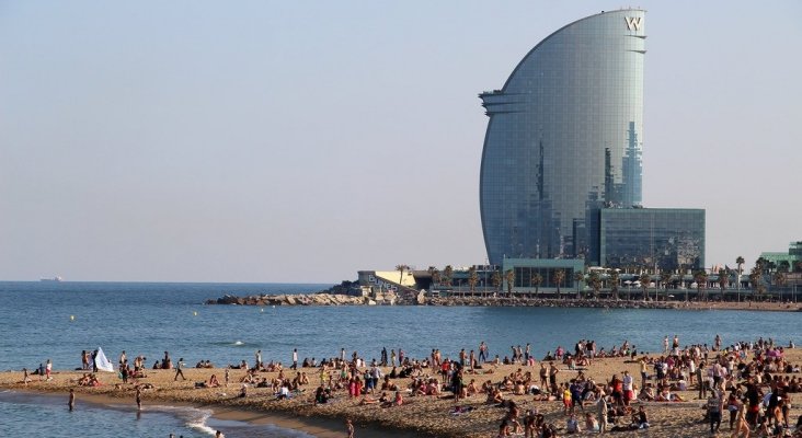 España recibió 4,4 millones de turistas internacionales en febrero, un 3,8% más | Foto: Playa de la Barceloneta (Barcelona)- Fred Romero CC BY 2.0