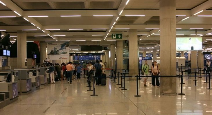 800px X100 Flughafen Palma de Mallorca Schalter zum Einchecken 800px X100 Flughafen Palma de Mallorca Schalter zum Einchecken