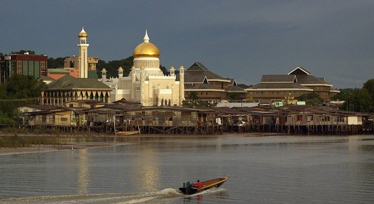 800px Sultan Ulmar Ali Saifuddien Mosque.Brunei. (27957296900)