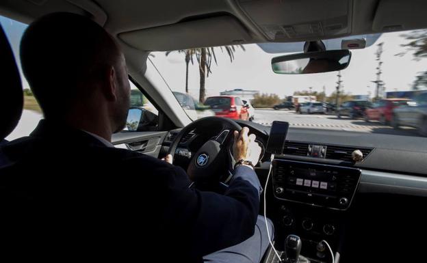 El decreto de Andalucía descontenta tanto a taxistas como VTCs|Foto: Sur