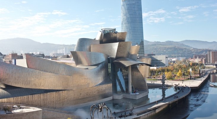 Bilbao Museo Guggenheim 2 crédito Wikimedia Commons