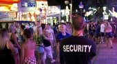 Expedientan a locales de Mallorca por ofertar “20 horas de bebidas gratis”| Foto: Turistas en Magaluf- telecinco.es