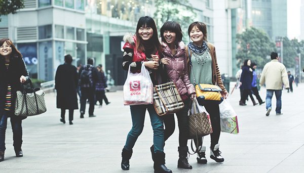 Los turistas chinos reducen un 6,5% sus compras en España, los rusos un 12,5%