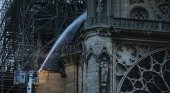 400 bomberos evitan la peor de las catástrofes en Notre Dame