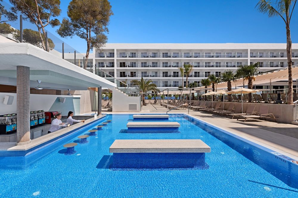 Hoteles escuela: RIU marca el camino a Viva, THB e Iberostar para solucionar la falta de personal en Baleares