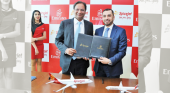 Emirates se alía con un nuevo socio indio | Foto: Ajay Singh, presidente y director general de Spice Jet (izq.) y Adnan Kazim, vicepresidente senior de la división de planificación estratégica, optimización de ingresos y asuntos aeropolíticos de Emirates