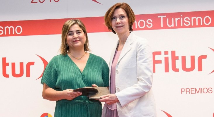María Méndez recibe el premio para el stand de Islas Canarias de la mano de Isabel Oliver