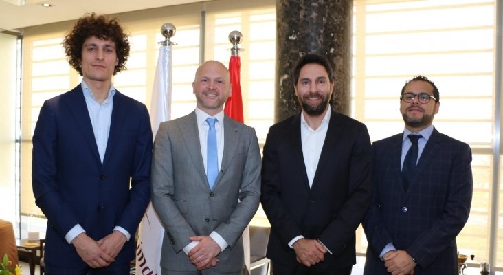 De dcha. a izqda. Sami Chouchane y Bart Meijer, account manager y manager de Vakantiebeurs; Haitham Mattar y Mohamed Khater, CEO y director asistente de la autoridad de Turismo de Ras Al Khaimah