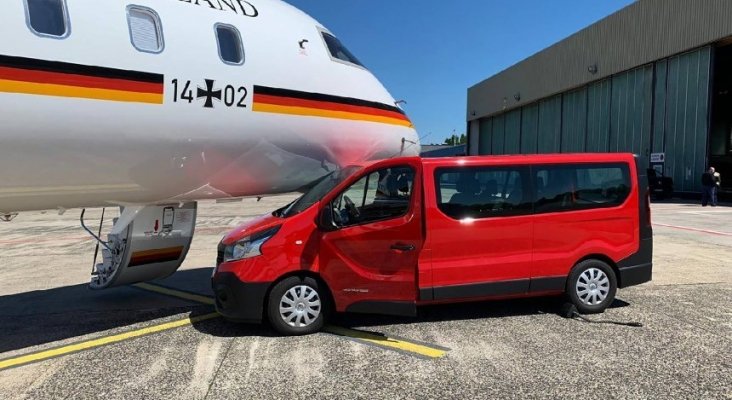 Camioneta impacta contra el avión oficial de Angela Merkel