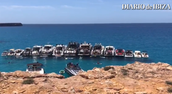 Denuncian una fiesta a bordo de 17 barcos en aguas protegidas de Formentera | Foto: Diario de Ibiza