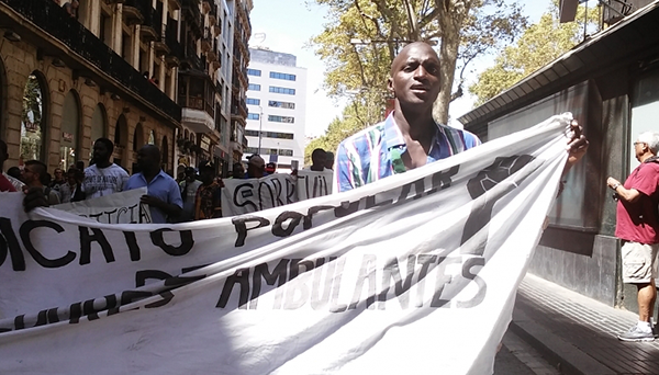 Los manteros se manifiestan contra el Ayuntamiento de Barcelona