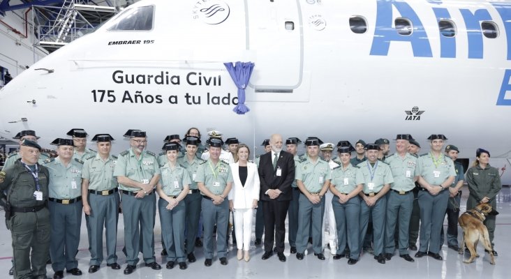 Air Europa rinde homenaje a la Guardia Civil con motivo de su 175º aniversario| En el centro, María José Hidalgo, directora general de Air Europa, y Félix Anzón, director general de la Guardia Civil