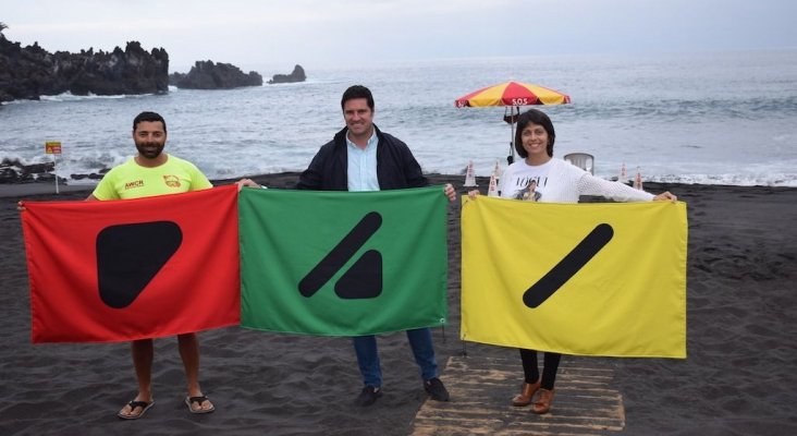 Solo una playa española es accesible para las personas con daltonismo | Foto: Emilio Navarro, alcalde de Santiago del Teide (centro) y Luz Goretti, concejala de Turismo del municipio tinerfeño